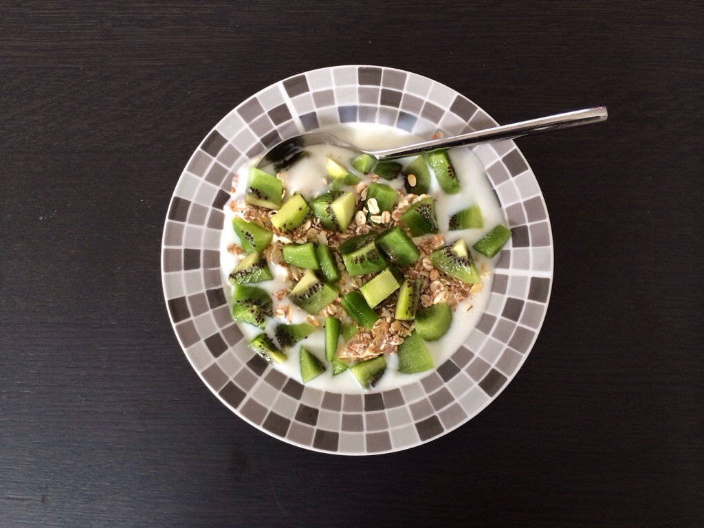 Mijn lunch: magere yoghurt, muesli en kiwi