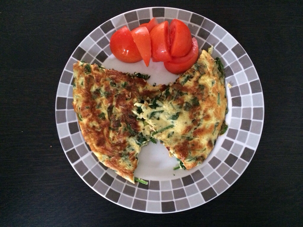 Spinazie-omelet met tomatensalade