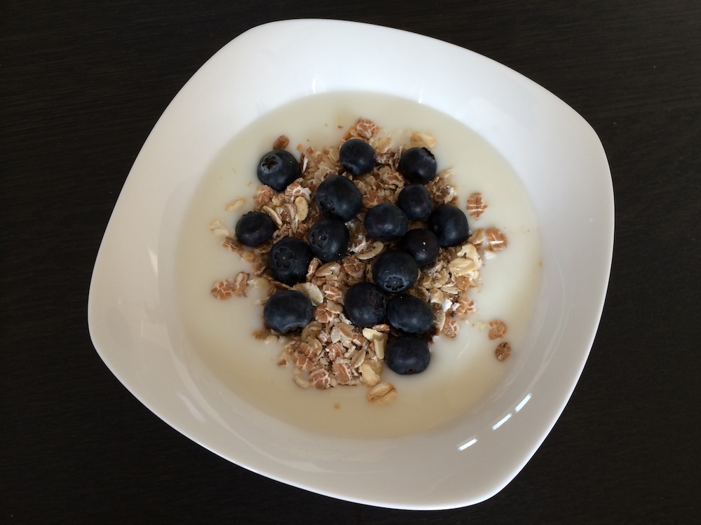 Magere yoghurt, muesli en blauwe bessen