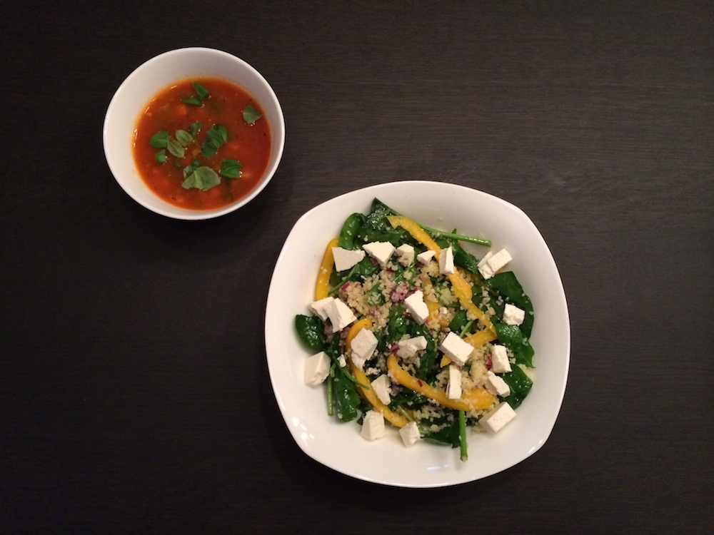 Tomatensoep en couscous spinazie ui paprika feta salade