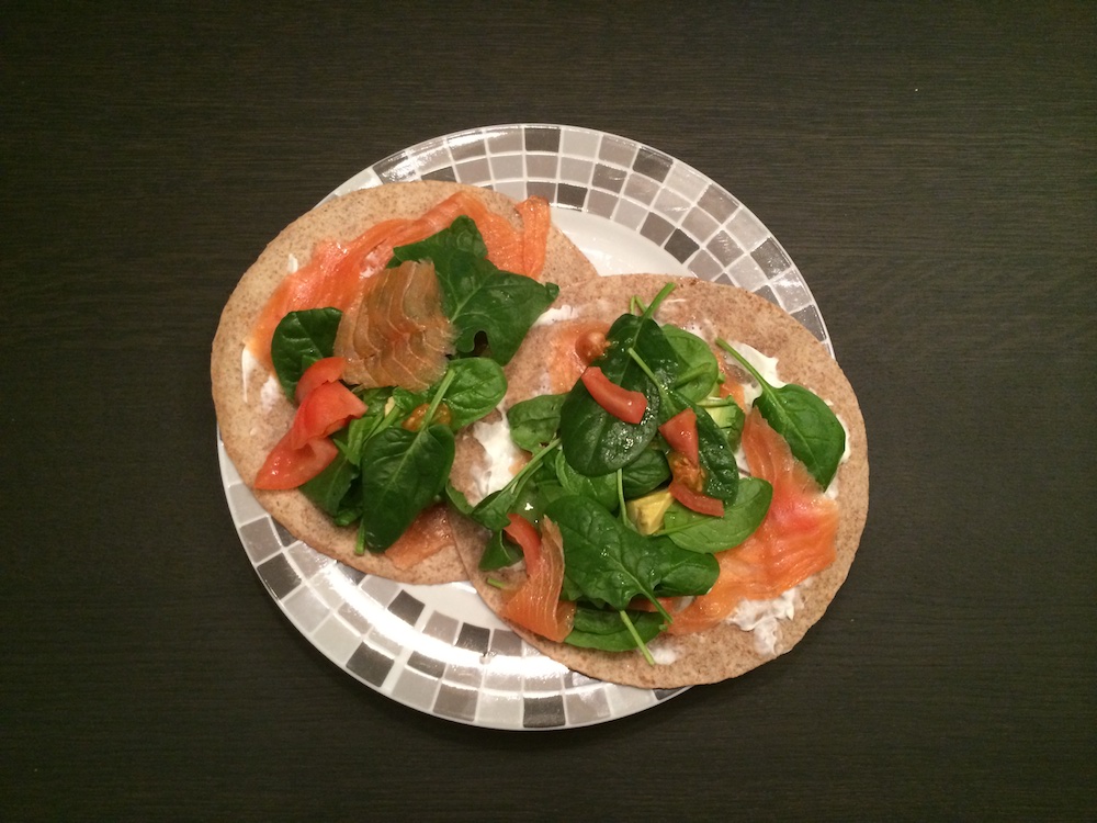 Volkoren wrap met zalm spinazie avocado tomaat