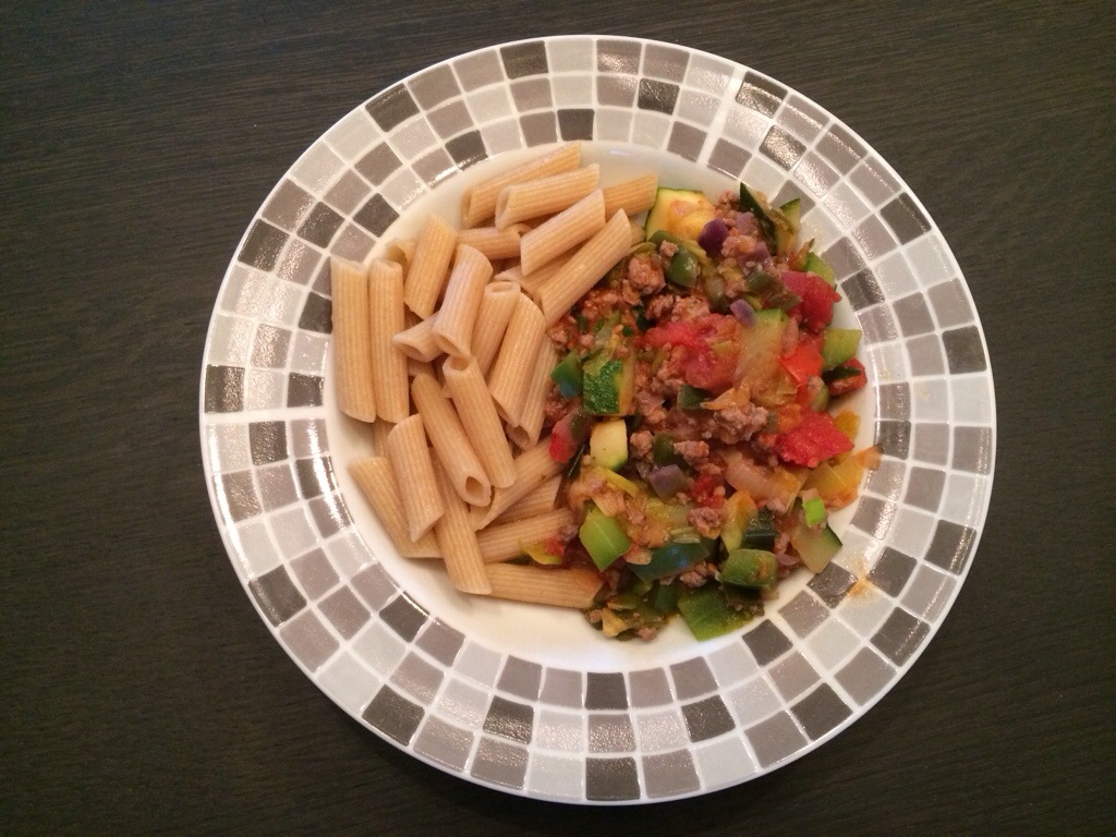 Volkoren penne met groente-tomatensaus