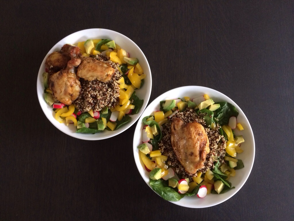 Quinoa-salade met spinazie radijs avocado paprika en kip