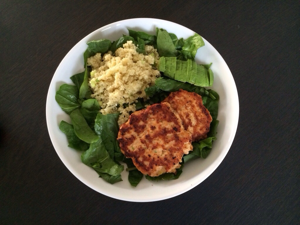 Zalmburger met spinazie avocado en couscous