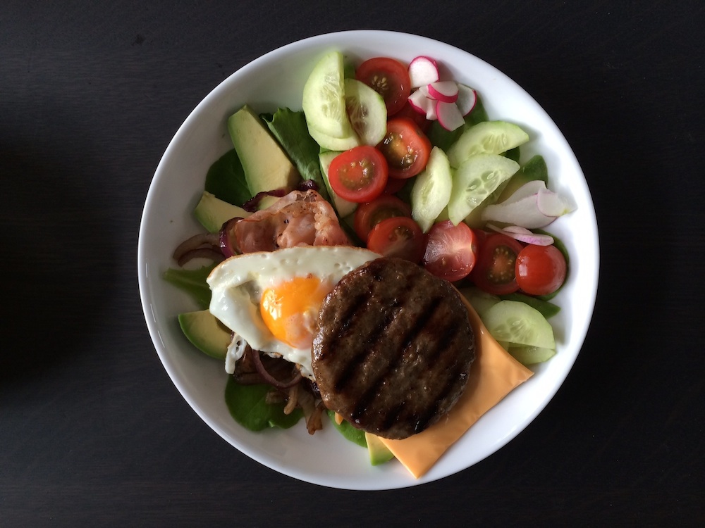 Gezonde hamburger met avocado