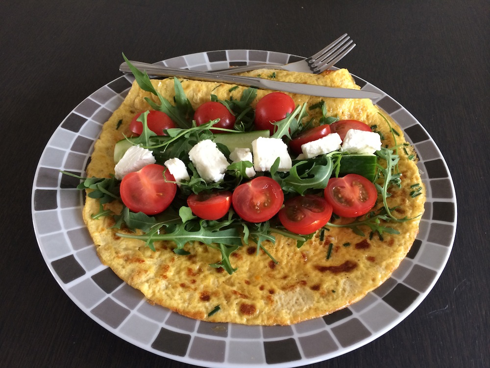 Omelet wrap met rucola tomaat komkommer feta