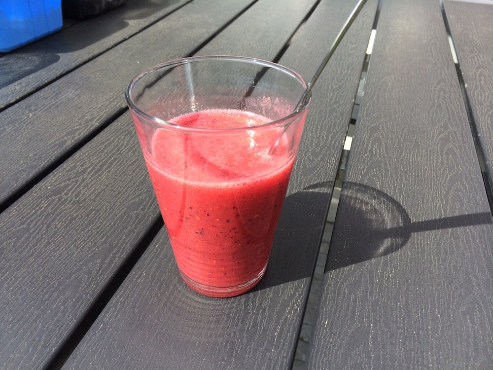 Aardbei blauwe bessen en framboos smoothie