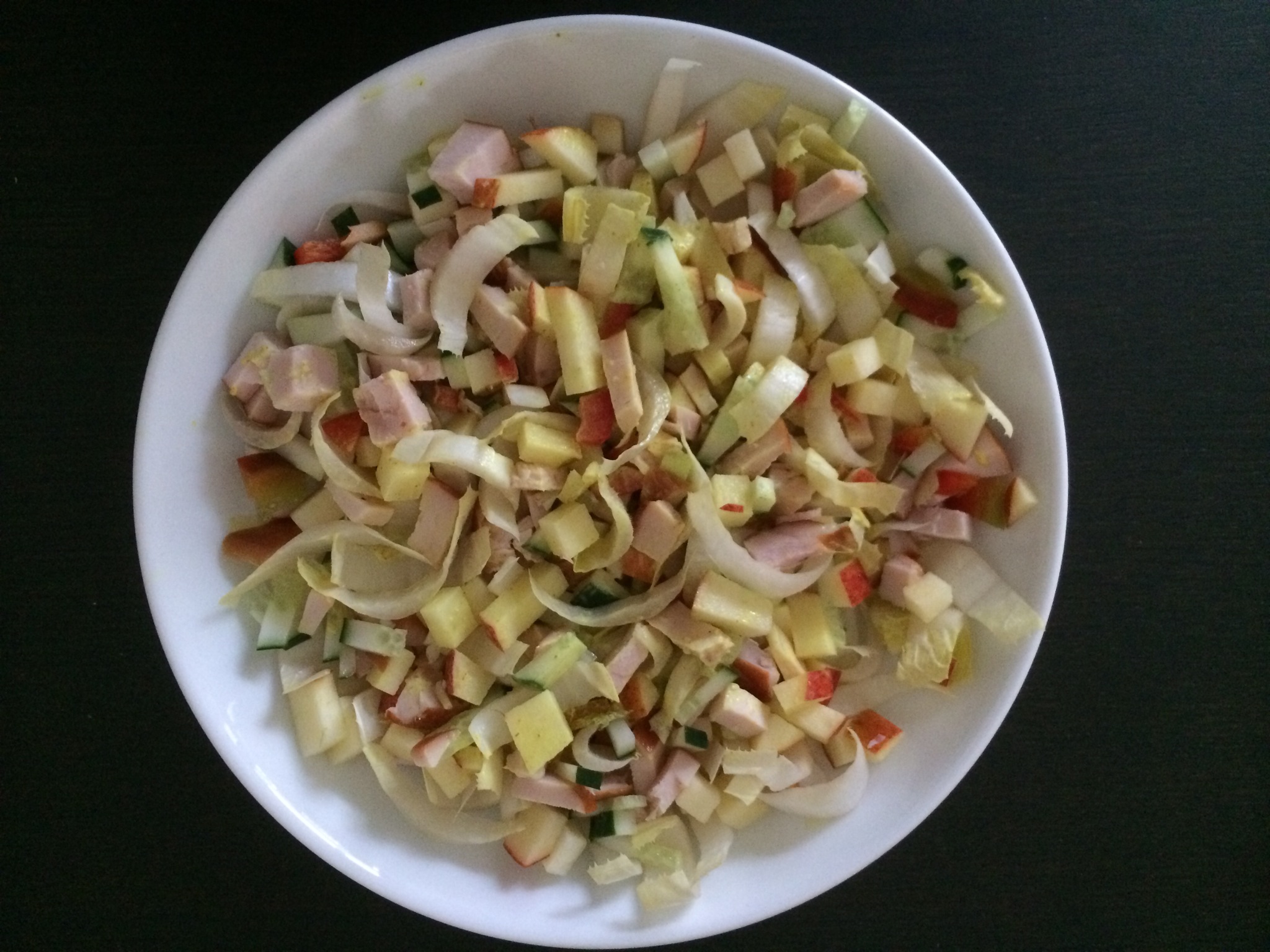 Witlofsalade met gerookte kip appel komkommer en paprika