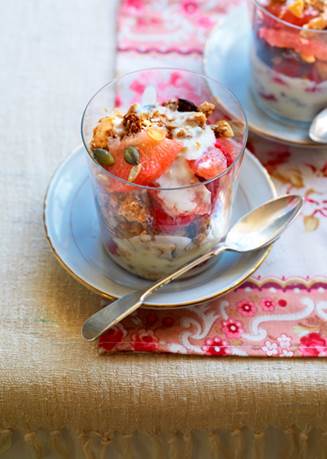 Grapefruit en frambozen met granola